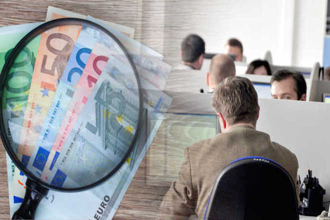 Συρρικνώνονται δραματικά οι μισθοί στην Ελλάδα Συρρικνώνονται δραματικά οι μισθοί στην Ελλάδα