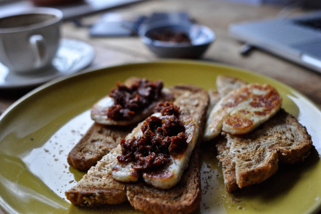 Τόστ με χαλούμι και πάστα τομάτας | Toast with halloumi & tomato paste Τόστ με χαλούμι και πάστα τομάτας | Toast with halloumi & tomato paste