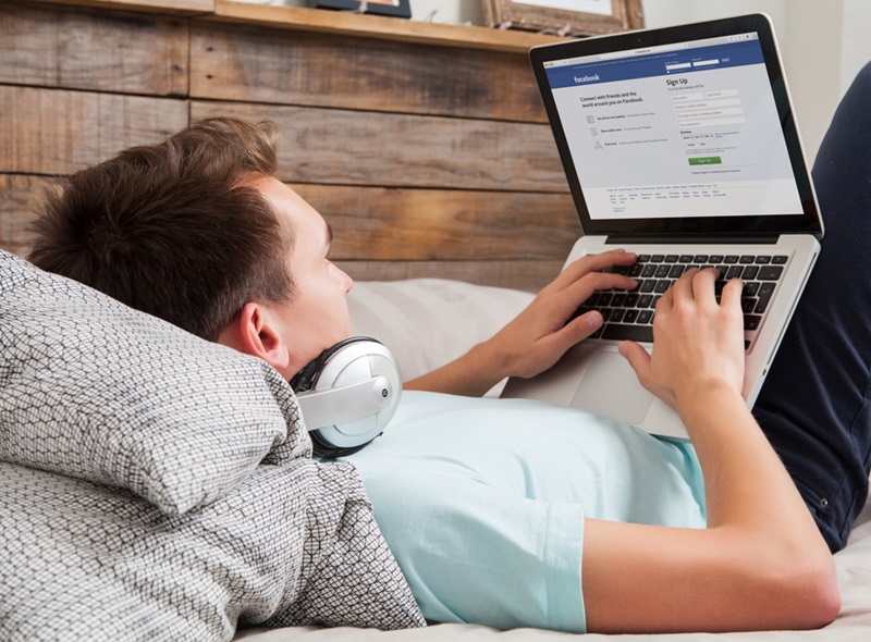 Οι πολλές ώρες στο Facebook ίσως αυξάνουν το αίσθημα κοινωνικής απομόνωσης Οι πολλές ώρες στο Facebook ίσως αυξάνουν το αίσθημα κοινωνικής απομόνωσης