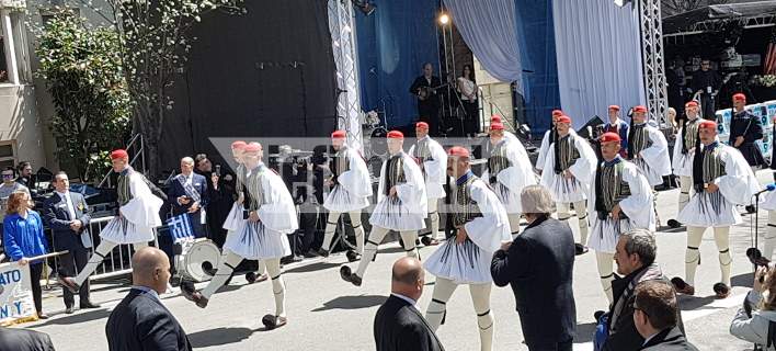Στα γαλανόλευκα η πιο διάσημη λεωφόρος της Νέας Υόρκης: Αποθεώθηκαν οι εύζωνες -Ενός λεπτού σιγή για τον Γιώργο Μπαλταδώρο