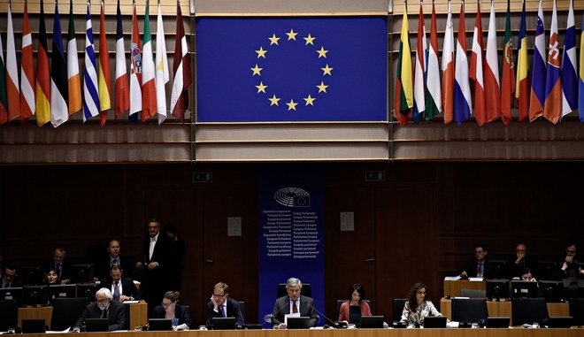 Το Ευρωκοινοβούλιο καλεί την Τουρκία να απελευθερώσει τους δύο Έλληνες στρατιωτικούς