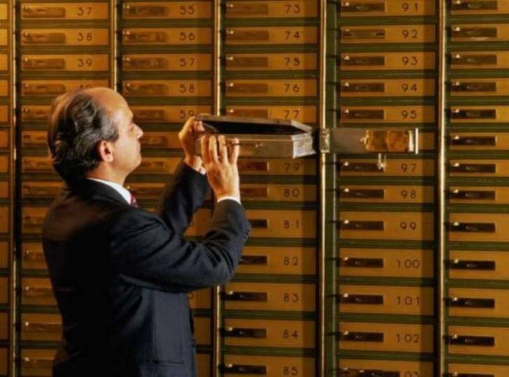 Πάνω από 2,7 εκατ. έκλεψαν από θυρίδες έξι τραπεζοϋπάλληλοι Πάνω από 2,7 εκατ. έκλεψαν από θυρίδες έξι τραπεζοϋπάλληλοι