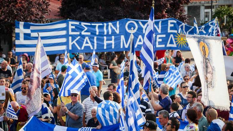 Συλλαλητήρια για τη Μακεδονία: Χιλιάδες πολίτες διαδήλωσαν σε 24 πόλεις