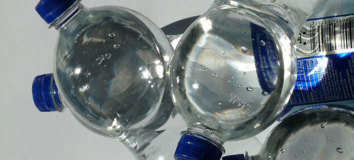 Πάνω από 11 τόνοι ακατάλληλο εμφιαλωμένο νερό σε εργαστήριο στις Σέρρες