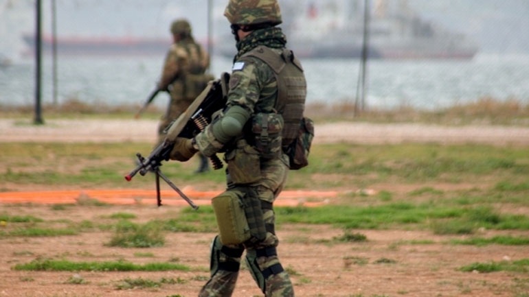 Αλεξιπτωτιστής σε κρίση πυροβολεί στον αέρα