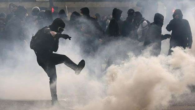 Γαλλία: Ταραχές στη Νάντη μετά τον θάνατο νεαρού από πυρά αστυνομικού Γαλλία: Ταραχές στη Νάντη μετά τον θάνατο νεαρού από πυρά αστυνομικού