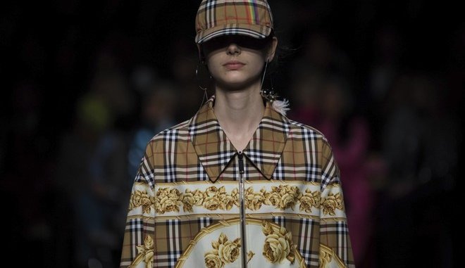 Γιατί έκαψε η Burberry ρούχα, τσάντες και αρώματα αξίας 28 εκατ. λιρών