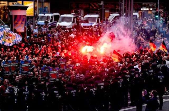 Οι ακροδεξιοί κλιμακώνουν τις κινητοποιήσεις εναντίον της Μέρκελ
