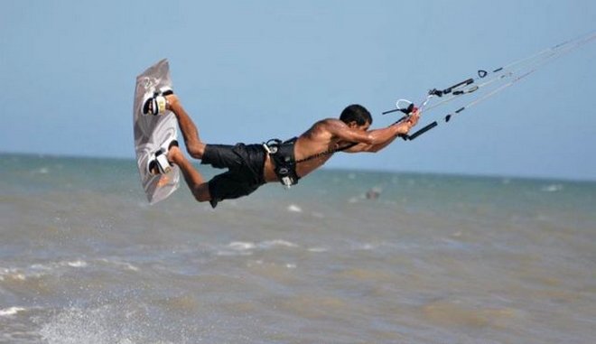 Δραματική διάσωση kitesurfers από τη μανία των ανέμων στον Μαλιακό κόλπο
