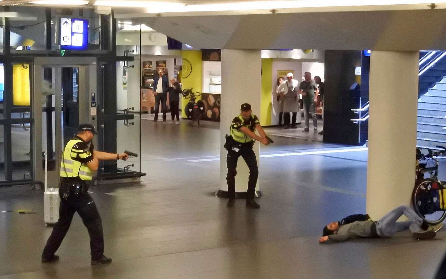 “Τρομοκρατική” η επίθεση στον κεντρικό σιδηροδρομικό σταθμό του Άμστερνταμ