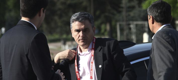 Η κυβέρνηση απειλεί τους Θεσμούς με εκλογές, αν κοπούν οι συντάξεις