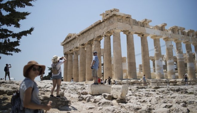 O τουρισμός συνεισέφερε 52,3 δισ. ευρώ στα έσοδα την περίοδο της κρίσης