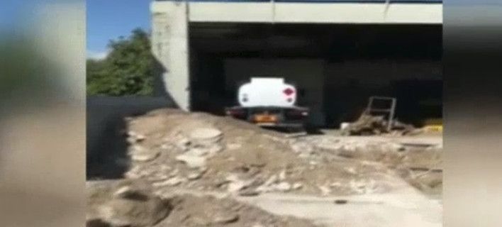 Με μπουλντόζες «μπούκαρε» το ΣΔΟΕ σε βενζινάδικο στην Ελευσίνα -Πώς έκλεβαν όλους τους οδηγούς στα καύσιμα Με μπουλντόζες «μπούκαρε» το ΣΔΟΕ σε βενζινάδικο στην Ελευσίνα -Πώς έκλεβαν όλους τους οδηγούς στα καύσιμα