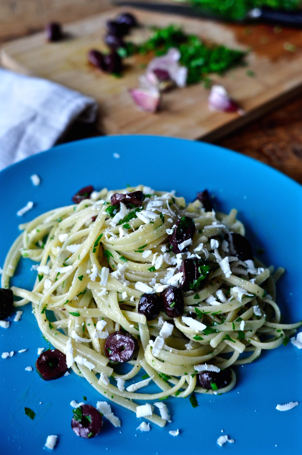 Μακαρονάδα με ελιές & σκόρδο – Pasta with garlic & Kalamata olives Μακαρονάδα με ελιές & σκόρδο – Pasta with garlic & Kalamata olives