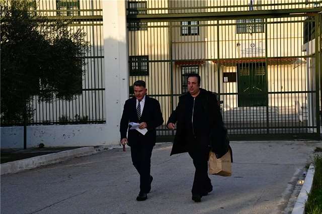 Αποφυλακίσθηκε ο Ριχάρδος: «Δεν έχω κάνει τίποτα, θέλω να πάω σπίτι μου» Αποφυλακίσθηκε ο Ριχάρδος: «Δεν έχω κάνει τίποτα, θέλω να πάω σπίτι μου»
