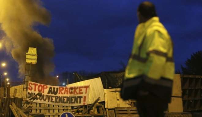 Νίκη των “κίτρινων γιλέκων”: “Ακυρώνεται” για όλο το 2019 η αύξηση των φόρων στα καύσιμα Νίκη των “κίτρινων γιλέκων”: “Ακυρώνεται” για όλο το 2019 η αύξηση των φόρων στα καύσιμα
