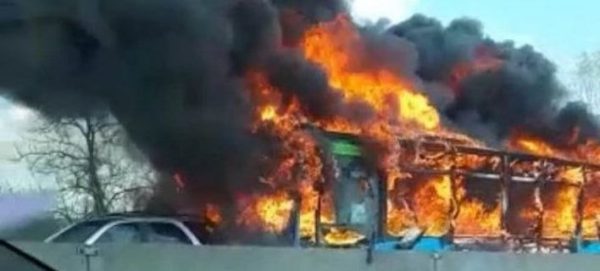 Οδηγός έβαλε φωτιά σε σχολικό με 51 επιβάτες! Οδηγός έβαλε φωτιά σε σχολικό με 51 επιβάτες!