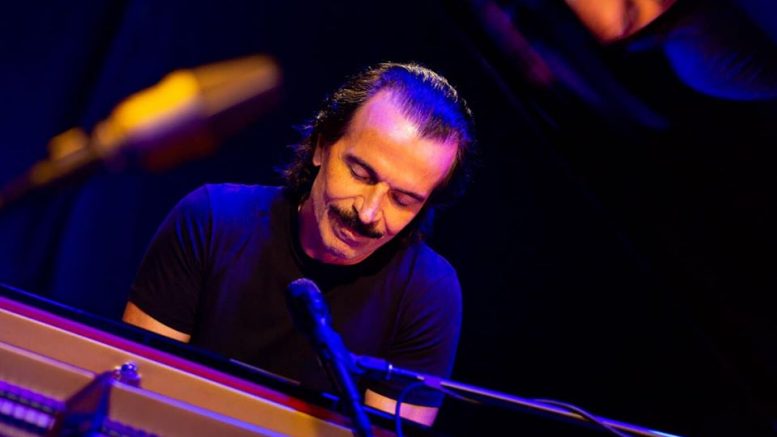 Συναυλία του ‘Ελληνα μουσικοσυνθέτη Yanni σε παραθαλάσσιο θέρετρο κοντά στην Αλεξάνδρεια